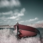 Barque, bord du lac de Ribou &agrave; Cholet. Photographie infrarouge.